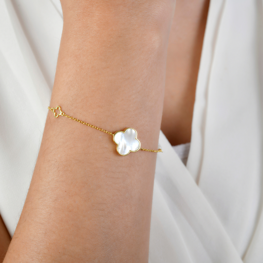 Gold bracelet with a mother of pearl clover charm